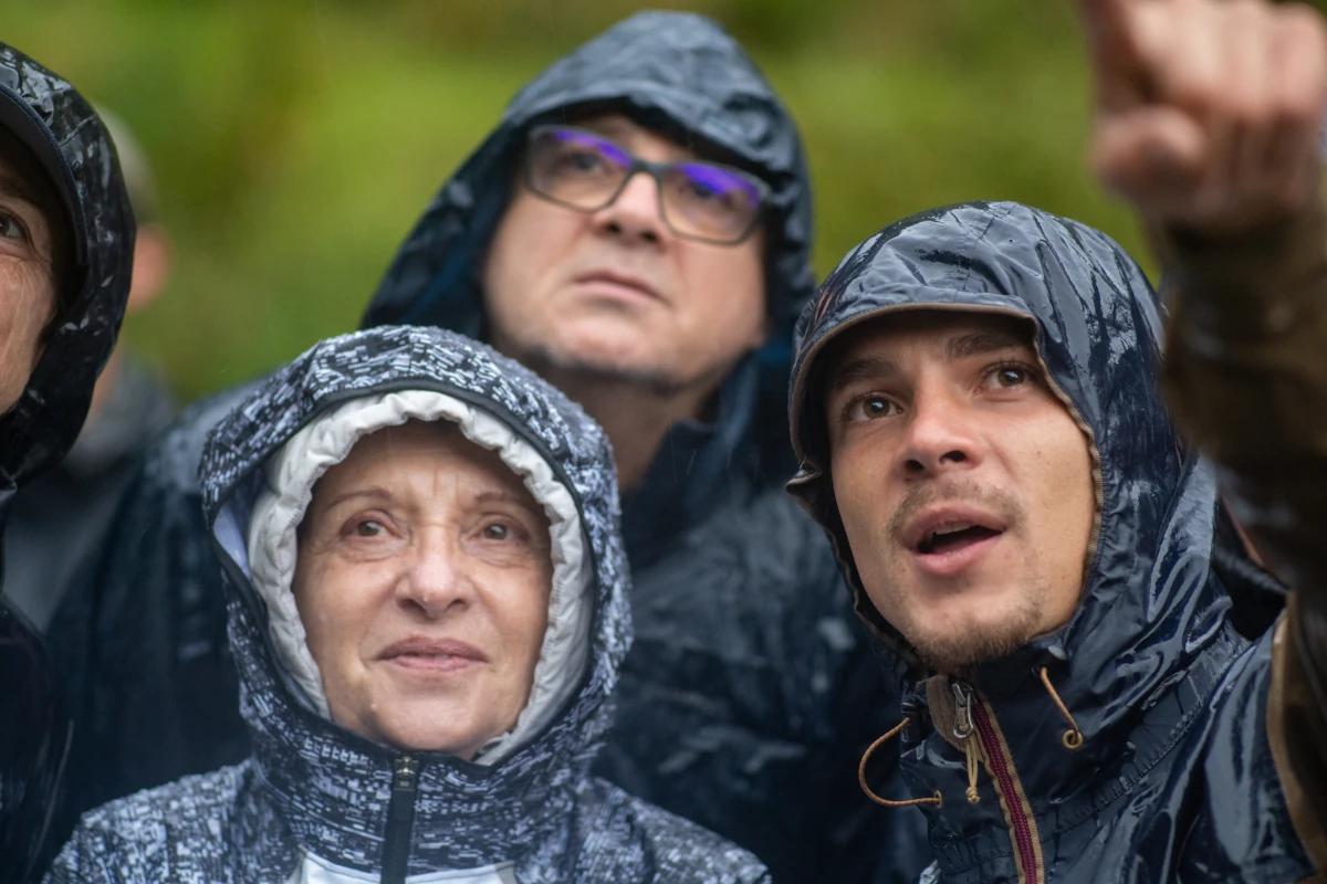 Lucas Boyat signalant à pusieurs voyageurs une espèce qu'il vient de repérer