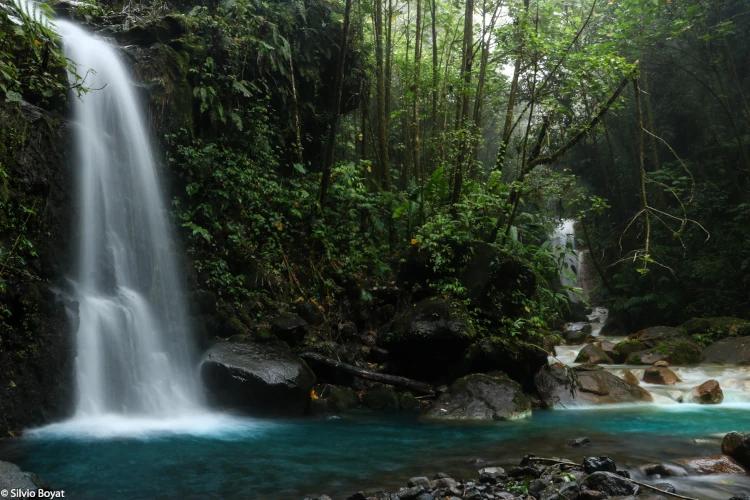 Cascade Quebrada Gata au sein d'une végétation luxuriante