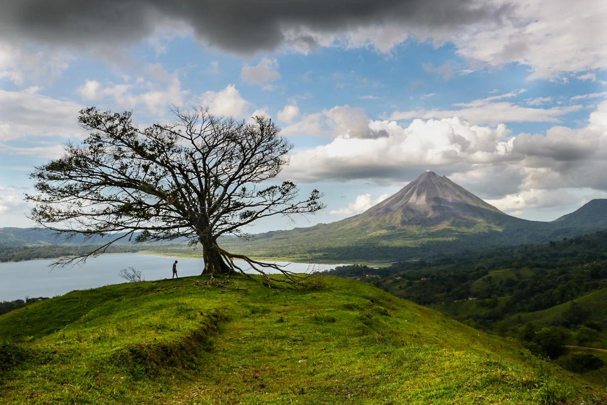 Vue sur le majestueux volcan Arenal, le plus emblématique du Costa Rica